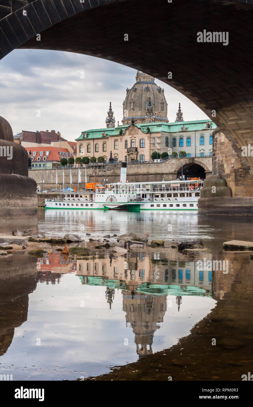 Niedriger Wasserstand in der Elbe Stockfoto