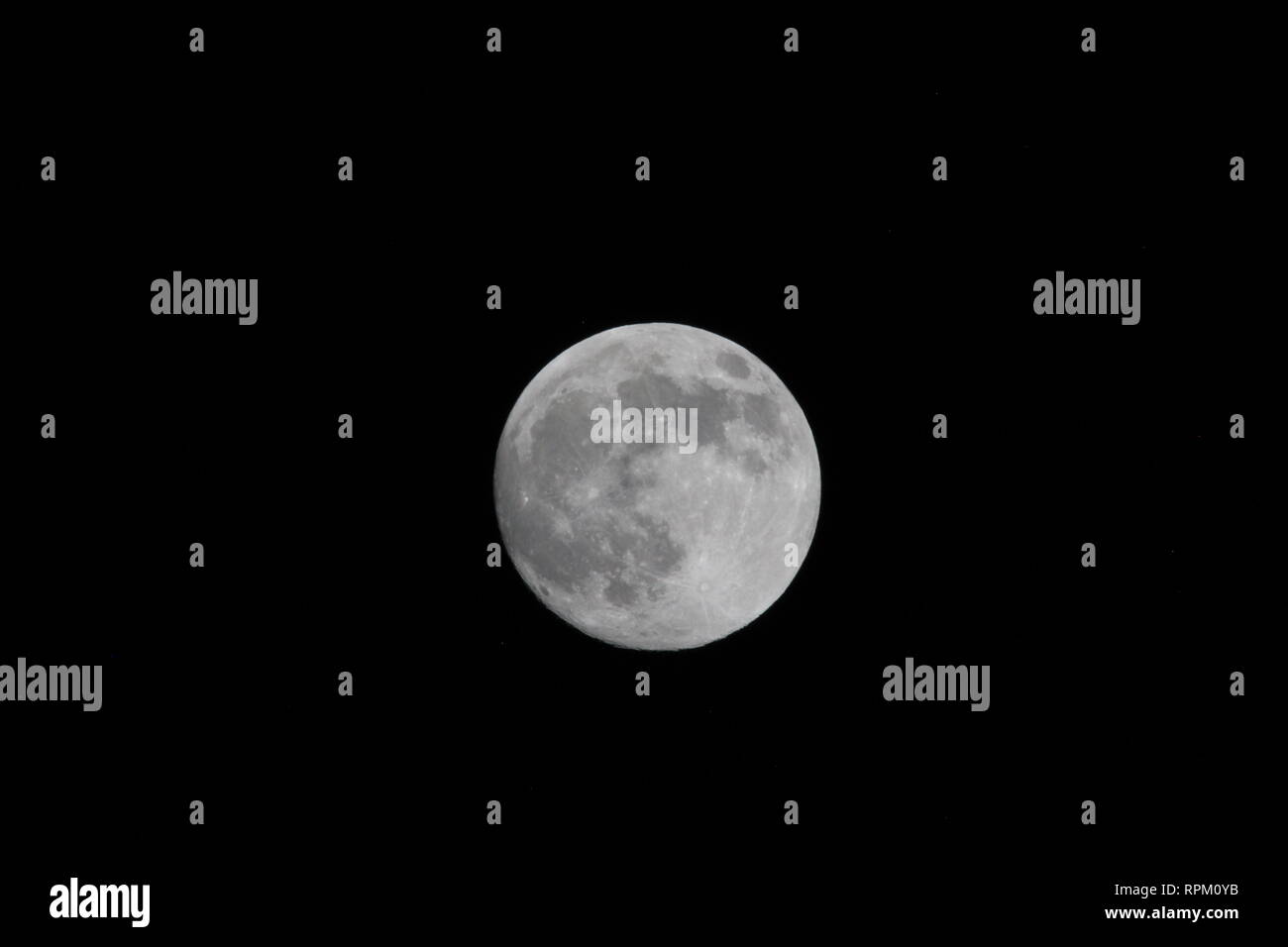 Der Mond im Februar voll voll Mond. Perfekt Stockfoto