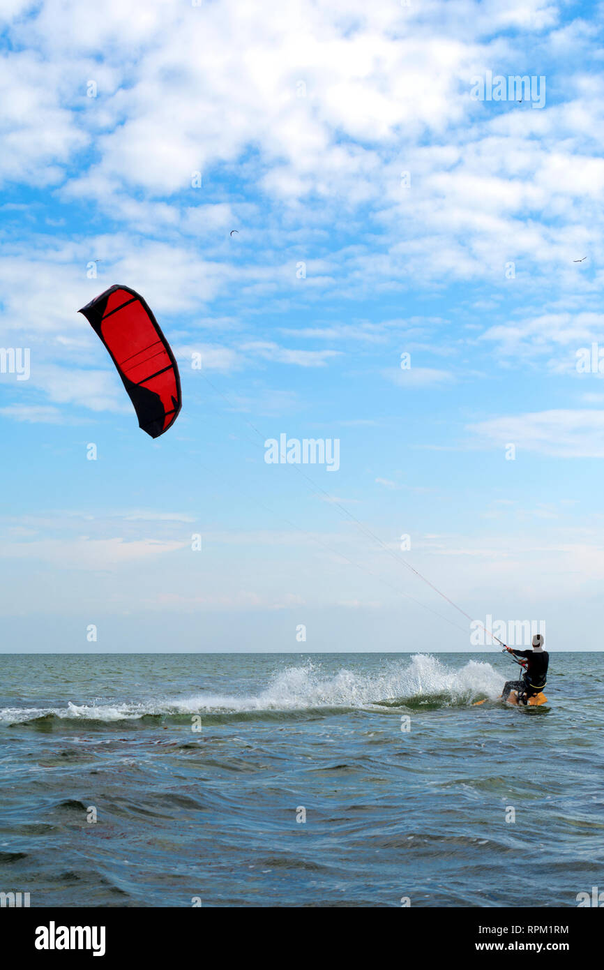 Kitesurfing Kiteboarding Aktion fotos Mensch unter den Wellen schnell geht. Stockfoto