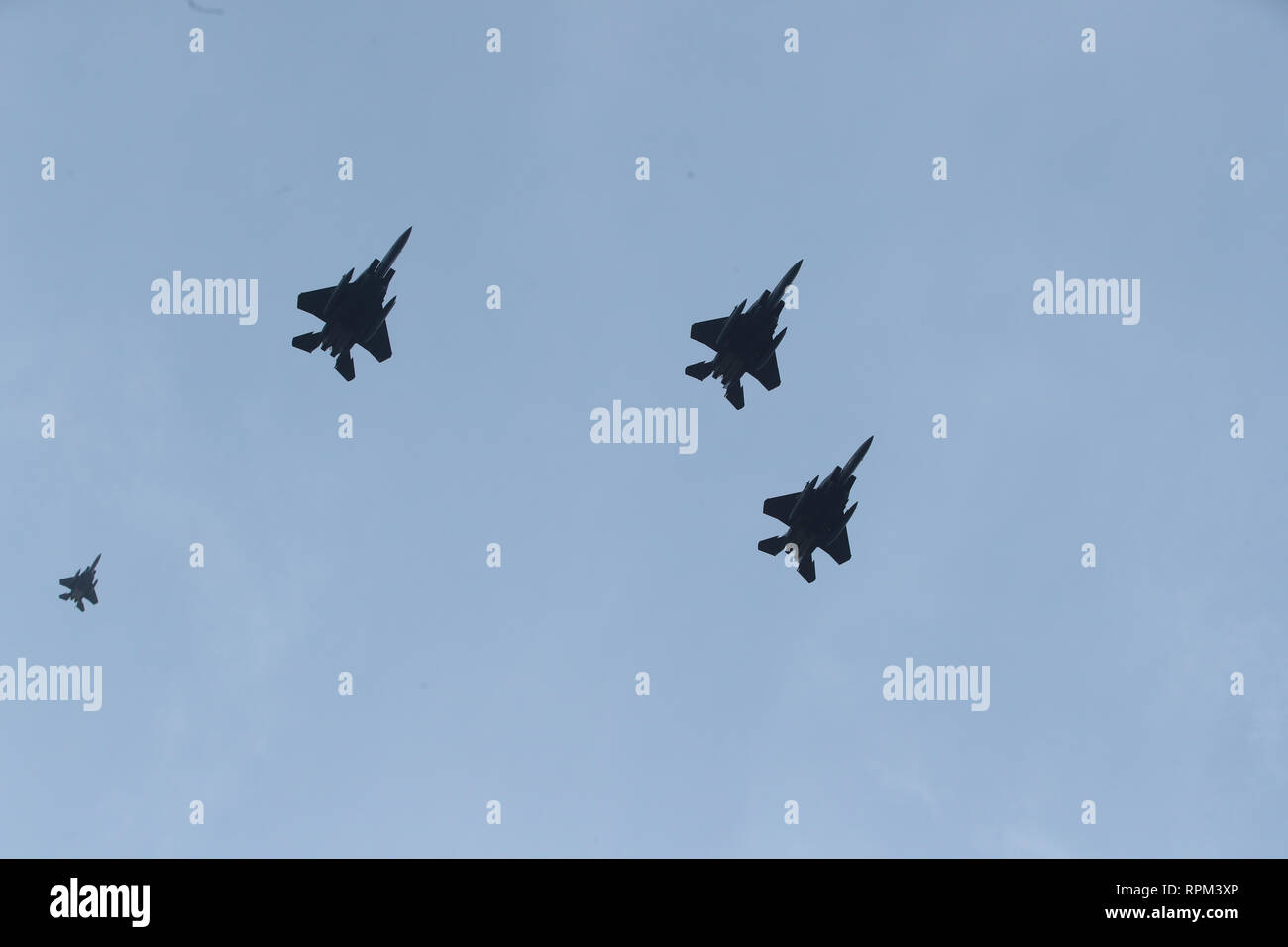 F-15 s von endcliffe Park in Sheffield gesehen, wie Kampfflugzeuge aus Großbritannien und den Vereinigten Staaten ein Flypast Tribut an zehn US-Flieger 75 Jahre nachdem er den Absturz, der sie getötet erlebt. Stockfoto