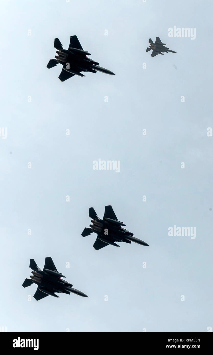 F-15 s von endcliffe Park in Sheffield gesehen, wie Kampfflugzeuge aus Großbritannien und den Vereinigten Staaten ein Flypast Tribut an zehn US-Flieger 75 Jahre nachdem er den Absturz, der sie getötet erlebt. Stockfoto