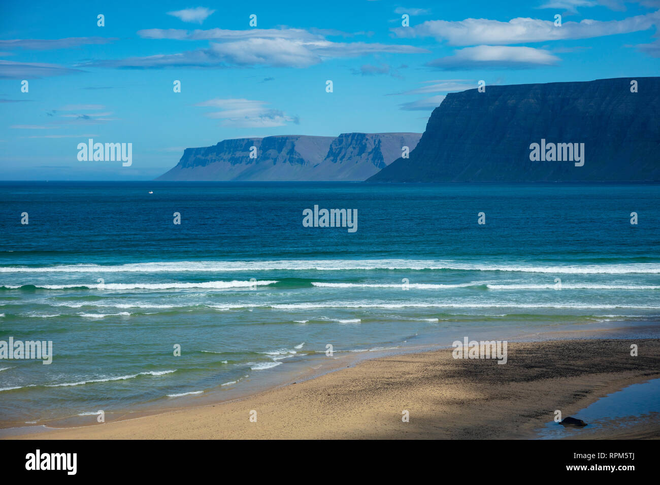 Golden Sand Beach in der Nähe von Efritunga, am Ufer des Patreksfjordur. Latrabjarg Halbinsel, Westfjorde, Island. Stockfoto