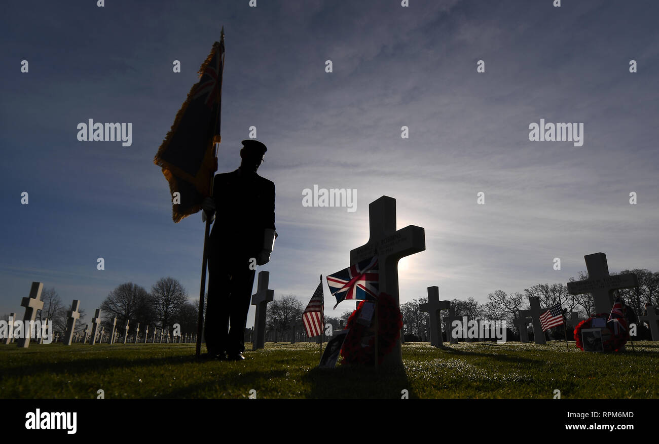 John McCarthy von der Royal British Legion zahlt seinen Respekt am Grab von Sergeant Maurice Robbins und Sergeant Charles Tuttle, die zusammen mit acht anderen, wenn ihre B-17 Bomber, genannt bin ich Amigo', in Sheffield Endcliffe Park 1944 abgestürzt, im Cambridge Amerikanischen Friedhof in Coton, Cambridgeshire, ums Leben. Stockfoto