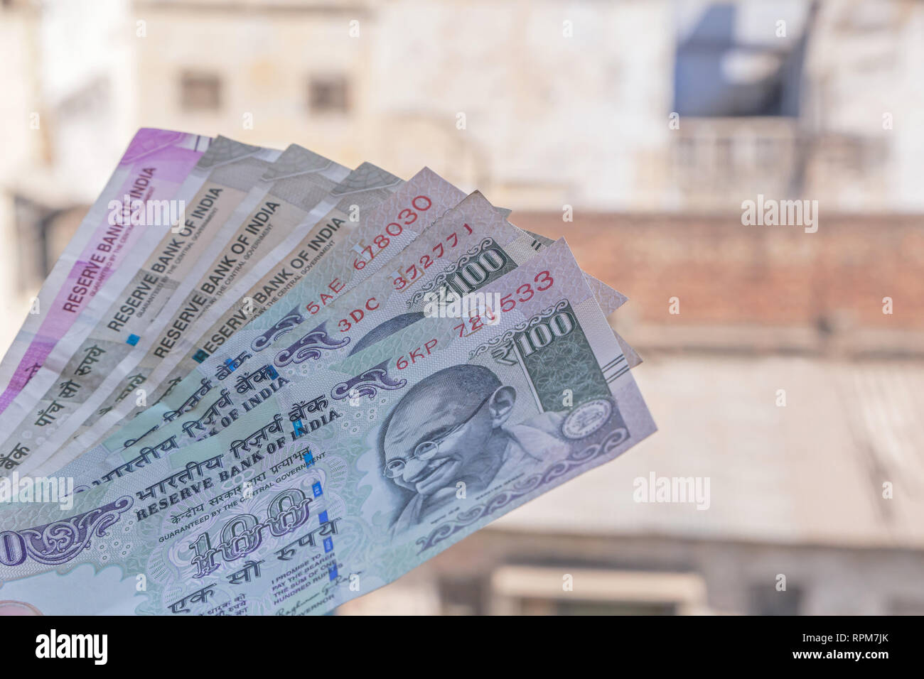 Indian Rupee Banknoten gegen alte Gebäude Stockfoto