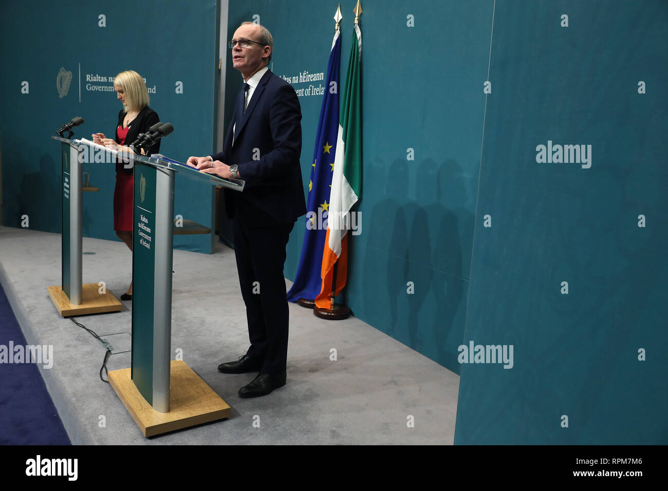 Stellvertretende Premierministerin Simon Coveney (rechts) und der Staatsminister für Europäische Angelegenheiten Helen McEntee bei einer Pressekonferenz für einen auf die Veröffentlichung der Rückzug des Vereinigten Königreichs aus der Europäischen Union (Bestimmungen) Bill 2019 auf Regierungsgebäude in Dublin zu aktualisieren. Stockfoto