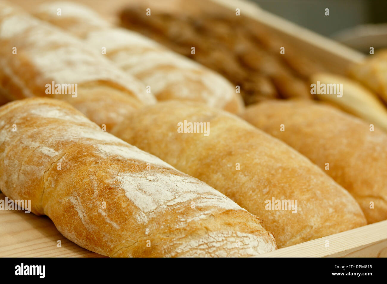 Frisch gebackenes Brot Brote in der Bäckerei. Selektive konzentrieren. Stockfoto