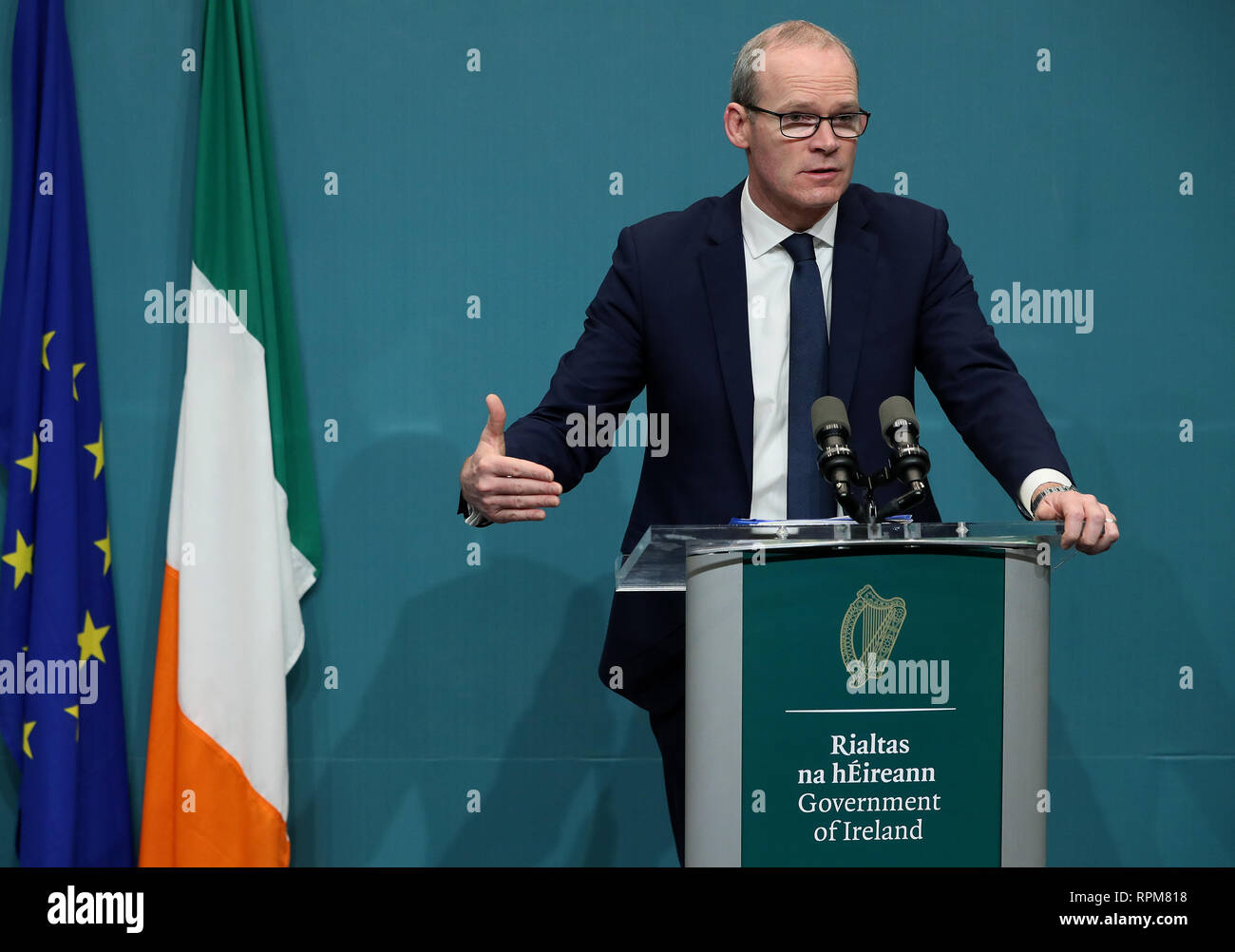 Stellvertretende Premierministerin Simon Coveney bei einer Pressekonferenz für einen auf die Veröffentlichung der Rückzug des Vereinigten Königreichs aus der Europäischen Union (Bestimmungen) Bill 2019 auf Regierungsgebäude in Dublin zu aktualisieren. Stockfoto