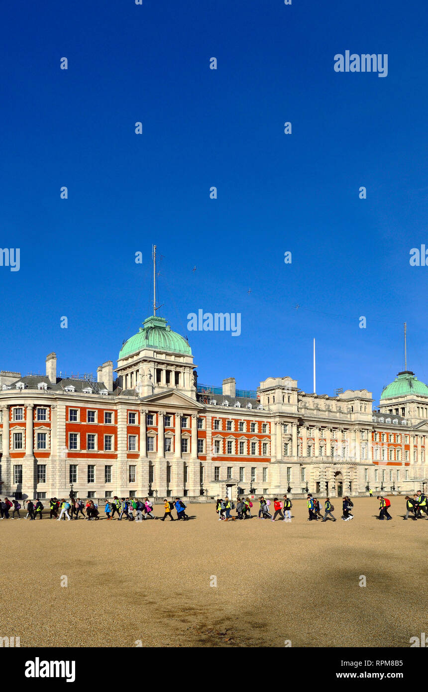 London, England, UK. Horse Guards Parade - Ministerium für Verteidigung, Old Admiralty Building - Gruppe der Grundschüler auf Klassenfahrt Stockfoto