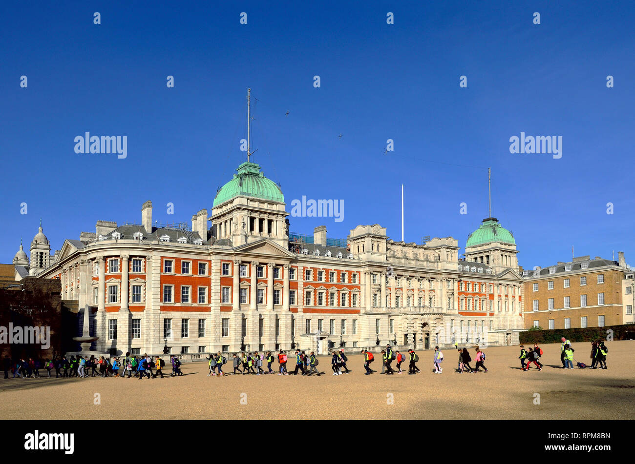 London, England, UK. Horse Guards Parade - Ministerium für Verteidigung, Old Admiralty Building - Gruppe der Grundschüler auf Klassenfahrt Stockfoto