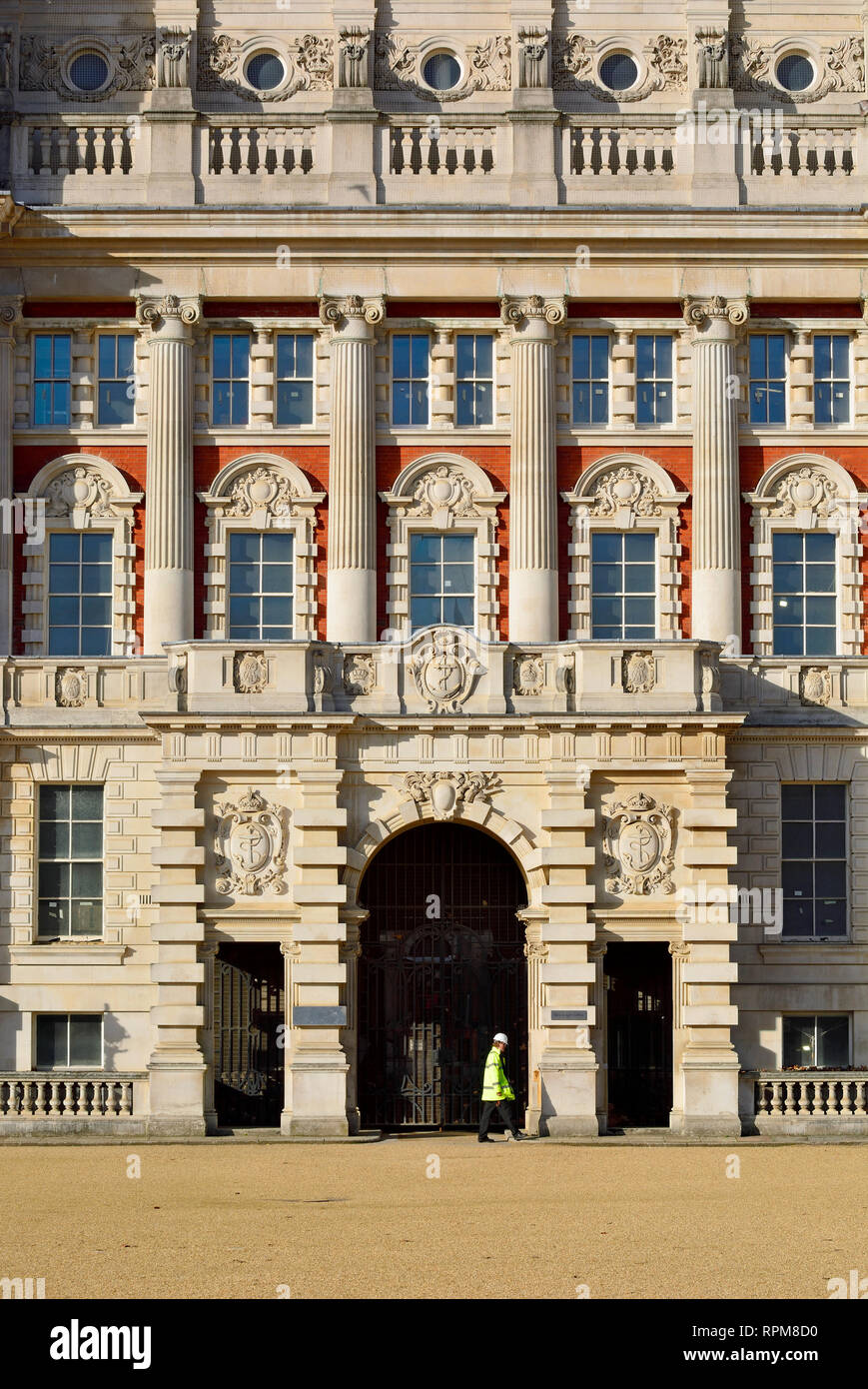 London, England, UK. Horse Guards Parade - Ministerium für Verteidigung, Old Admiralty Building - Arbeiter in High vis Weste vorbei gehen. Stockfoto