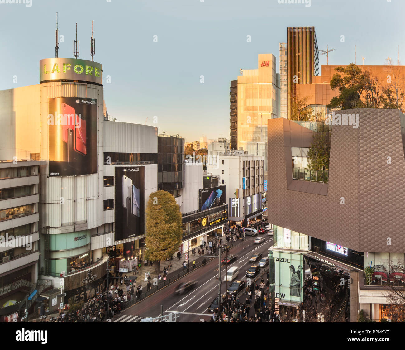 Bird's Sicht der Bezirk der japanischen Jugend Kultur mode Kreuzung Kreuzung von Harajuku Laforet namens Champs-Elysées in Tokio, Japan. Stockfoto