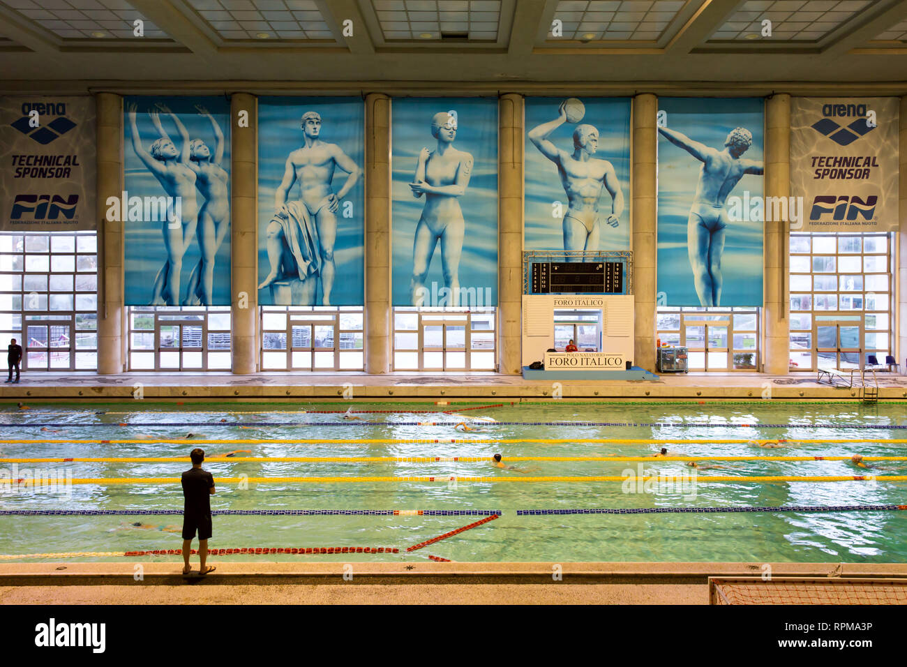 Rom - Schwimmbad im Foro Italico. Die Sportanlage ehemals Foro Mussolini bekannt war in der faschistischen Epoche gebaut. Stockfoto