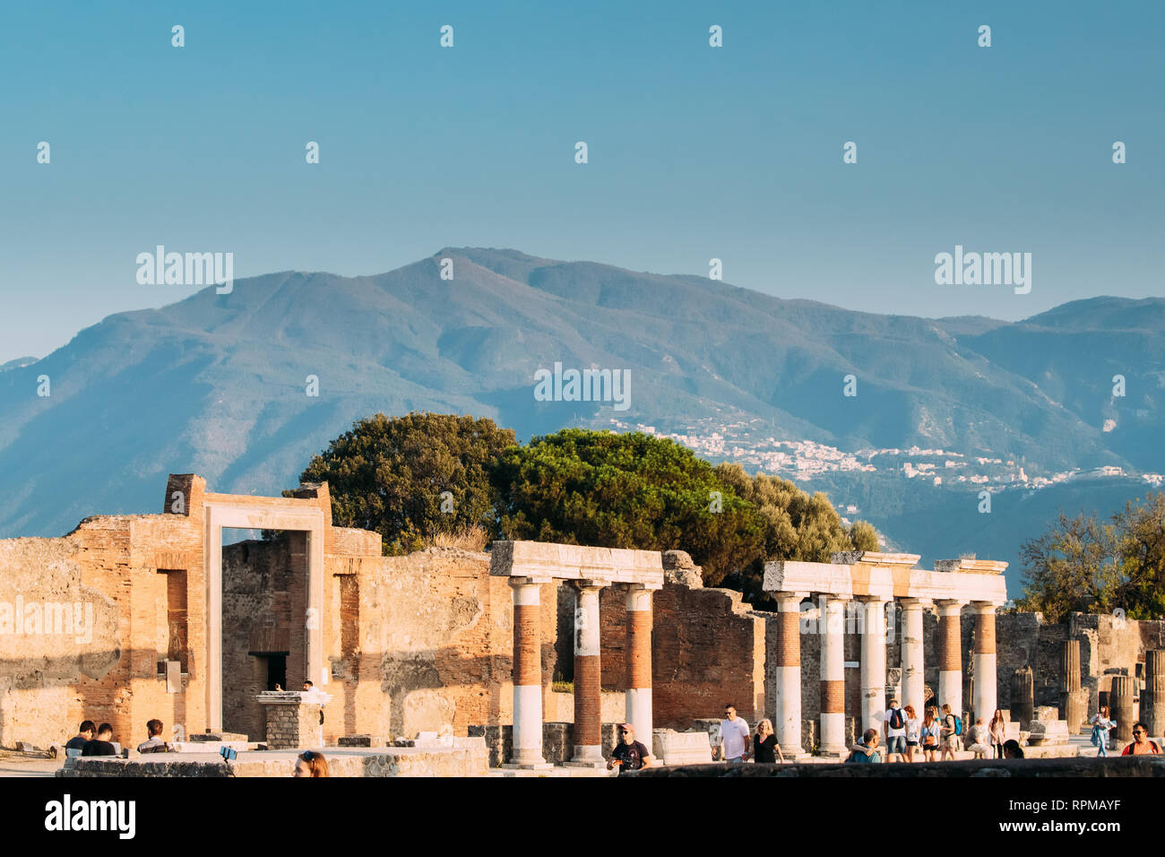 Pompeji, Italien - Oktober 18, 2018: die Menschen zu Fuß in der Nähe der Überreste von alten Gebäuden auf dem Gebiet Pompeji Forum Stockfoto