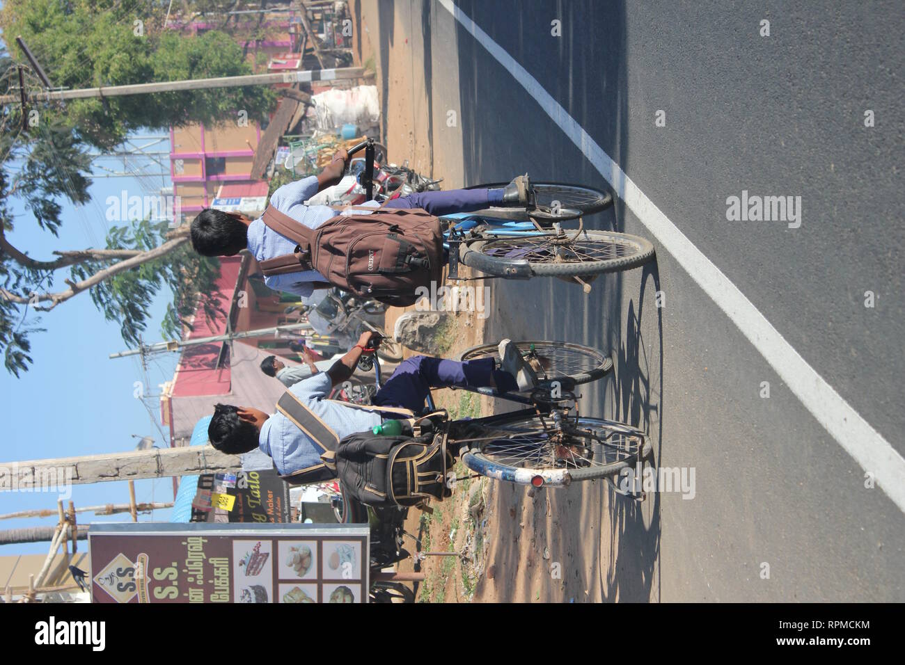 Kerala Indien zwei Jungen auf dem Fahrrad in die Schule zu gehen Stockfoto