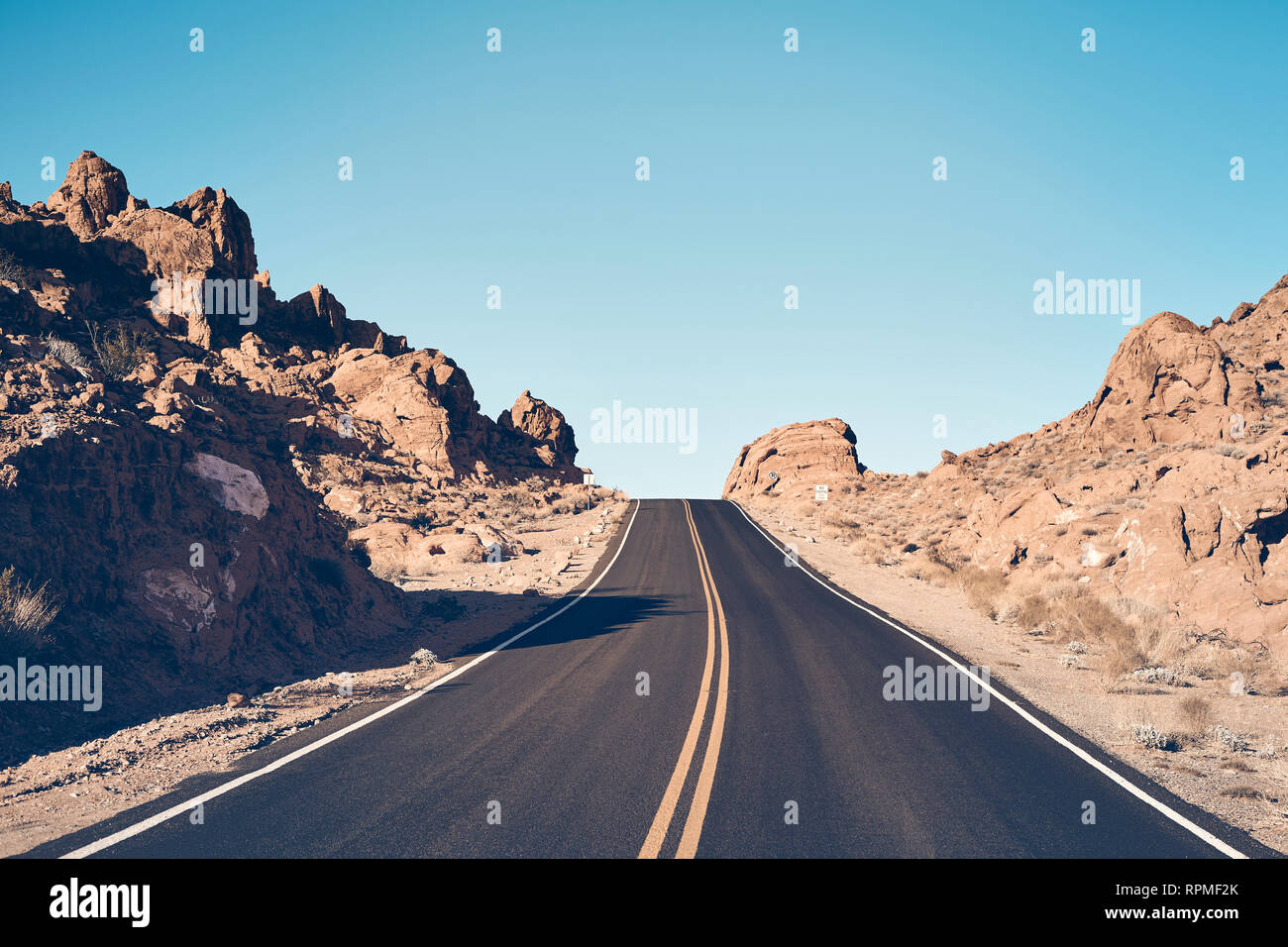 Nevada Wüste Straße, Farbe getonte Travel Concept Bild, USA. Stockfoto