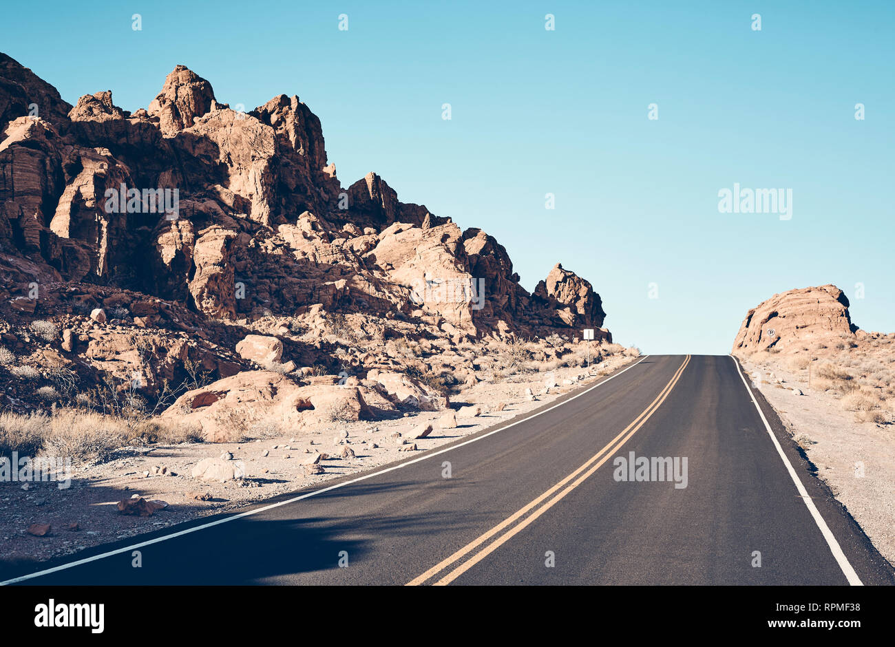Nevada Wüste Straße, Farbe getonte Travel Concept Bild, USA. Stockfoto
