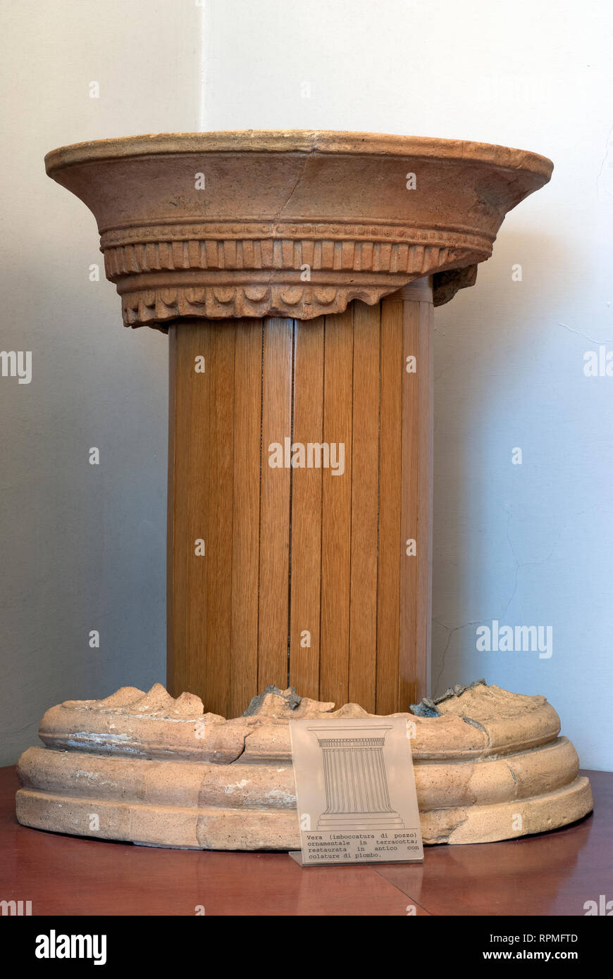 Antike Brunnen Mund auf archäologische Museum Fregellae'AMEDEO MAIURI', Ceprano, Latium, Italien wiederhergestellt Stockfoto