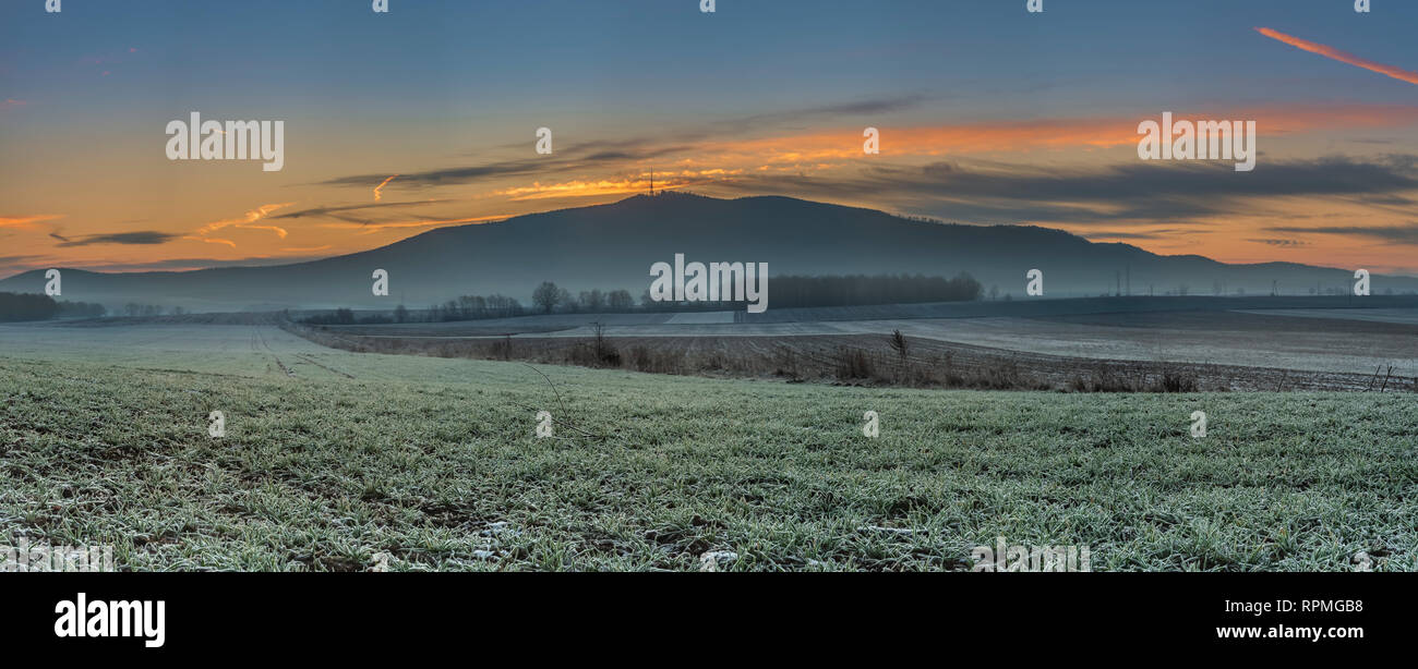 Winter Sonnenaufgang von hinter dem Berg Stockfoto