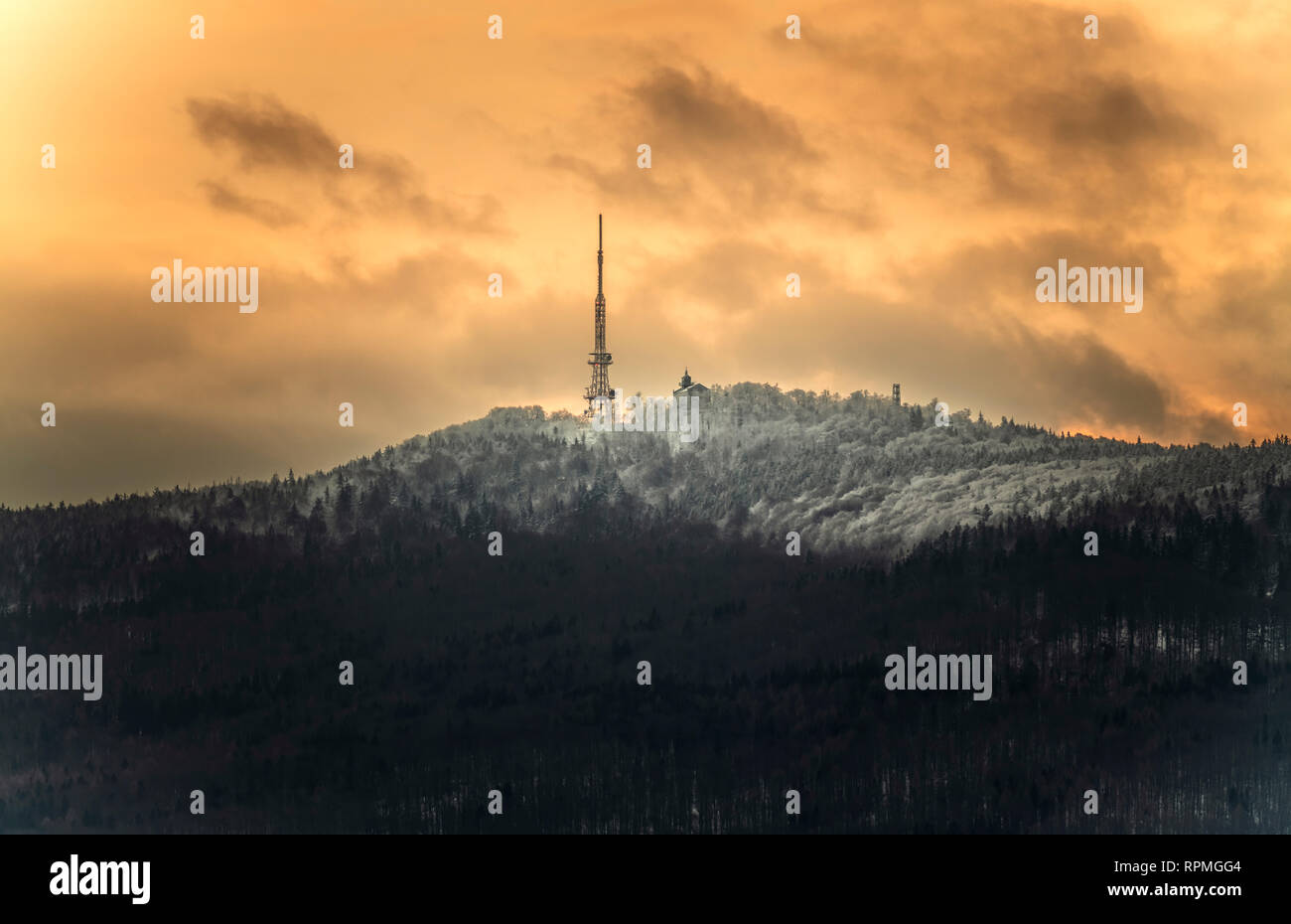 Ein brennender Himmel über den Bergen Stockfoto