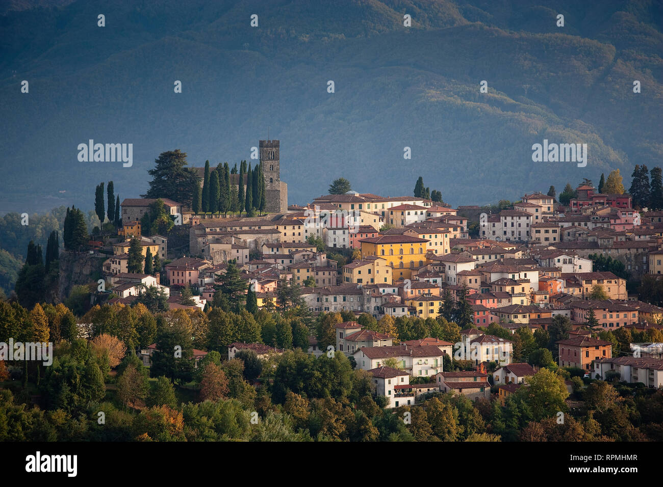 Italien, Toskana, Lucca, Barga, Blick über den historischen Hügel der Stadt. Stockfoto