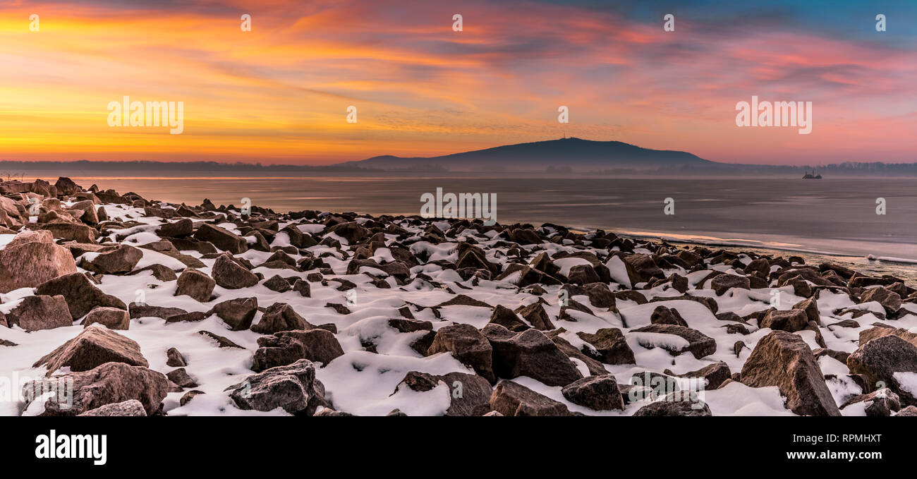 Berg Ślęża bei Sonnenaufgang Stockfoto