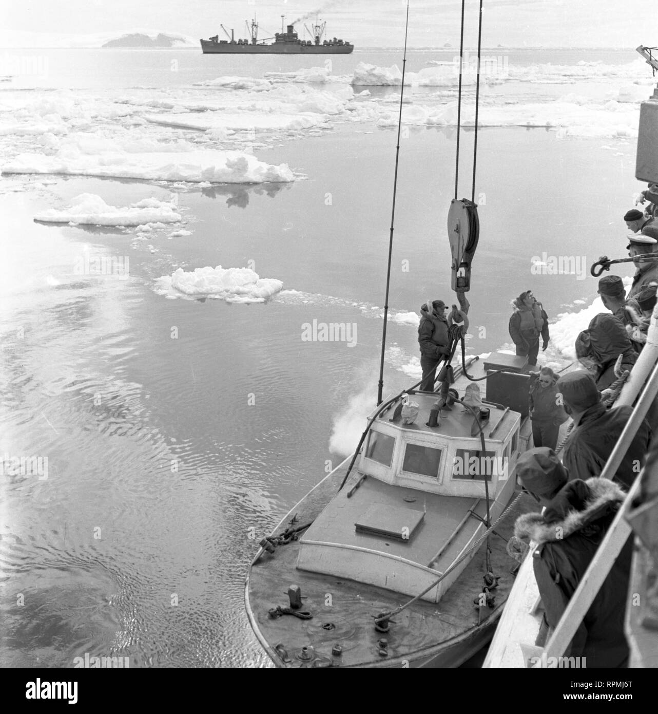 Operation Deep Freeze ich - 1955 / 1956 - USA Task Force 43 - USS Arneb AKA-56 Stockfoto