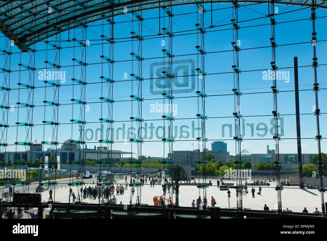 Deutschland, Berlin, Mitte, Hauptbahnhof Innere der Stahl und Glas Bahnhof entworfen von Meinhard von Gerkan. Stockfoto