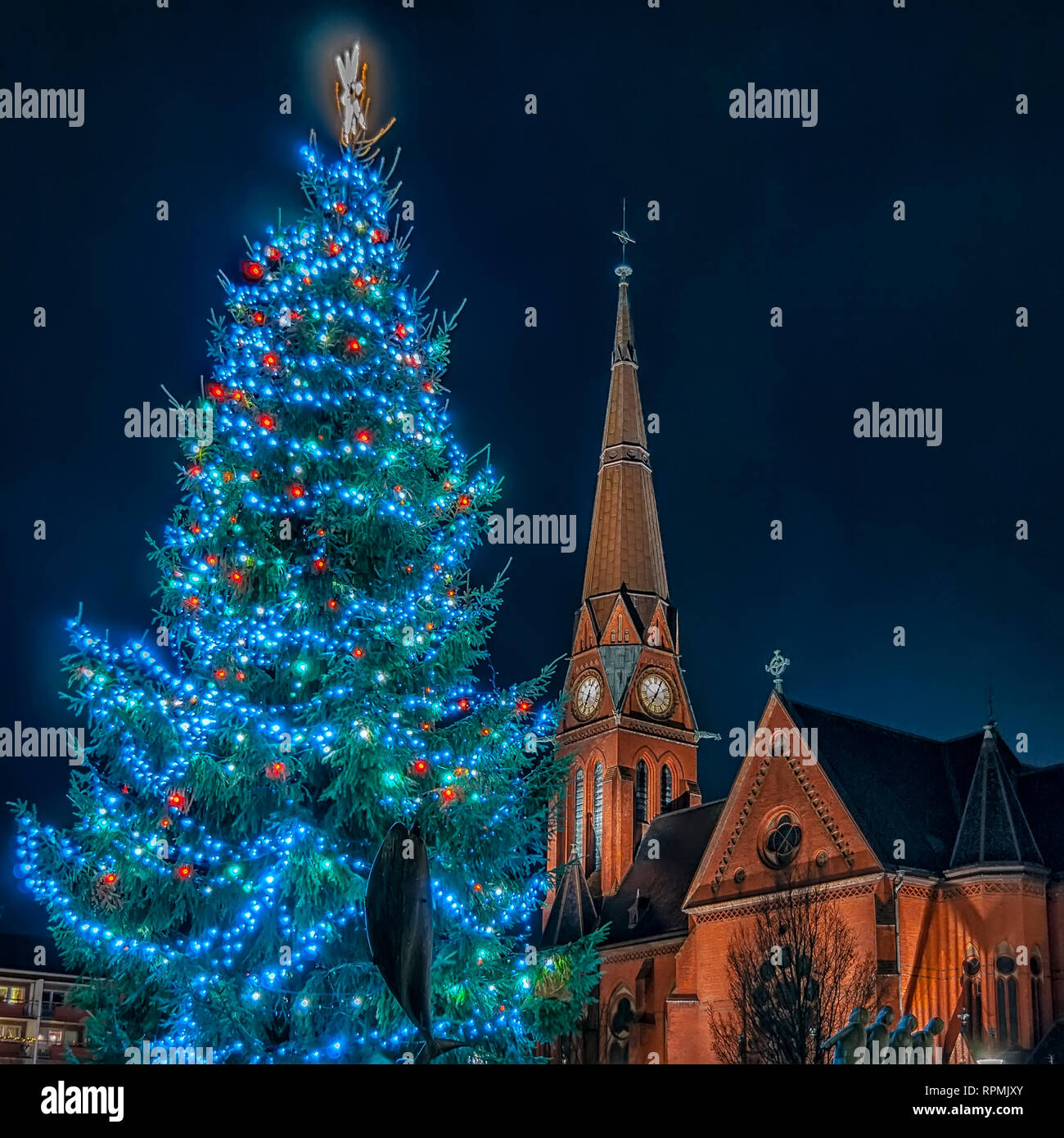 Die Gustav Adolf Kirche und großen Weihnachtsbaum in der Southside der Stadt Helsingborg in Schweden. Stockfoto