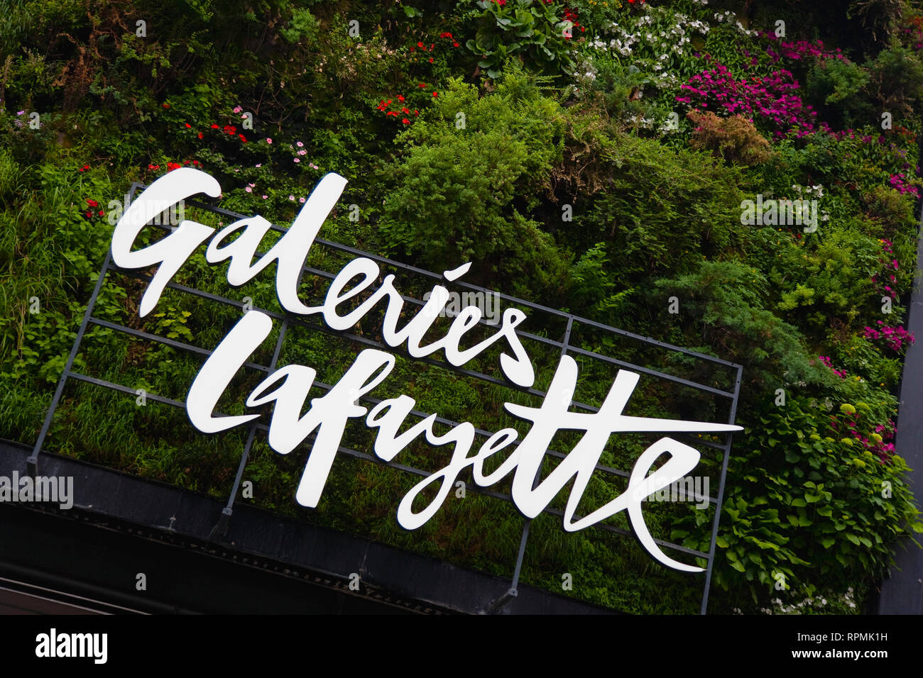 Deutschland, Berlin, Mitte, Friedrichstraße, vertikalen Pflanzung auf dem Kaufhaus Galeries Lafayette. Stockfoto