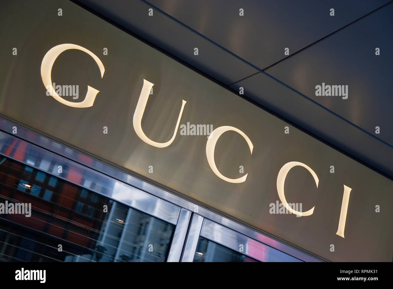 Deutschland, Berlin, Mitte, Friedrichstraße, beleuchtete Gucci fashion Shop anmelden. Stockfoto