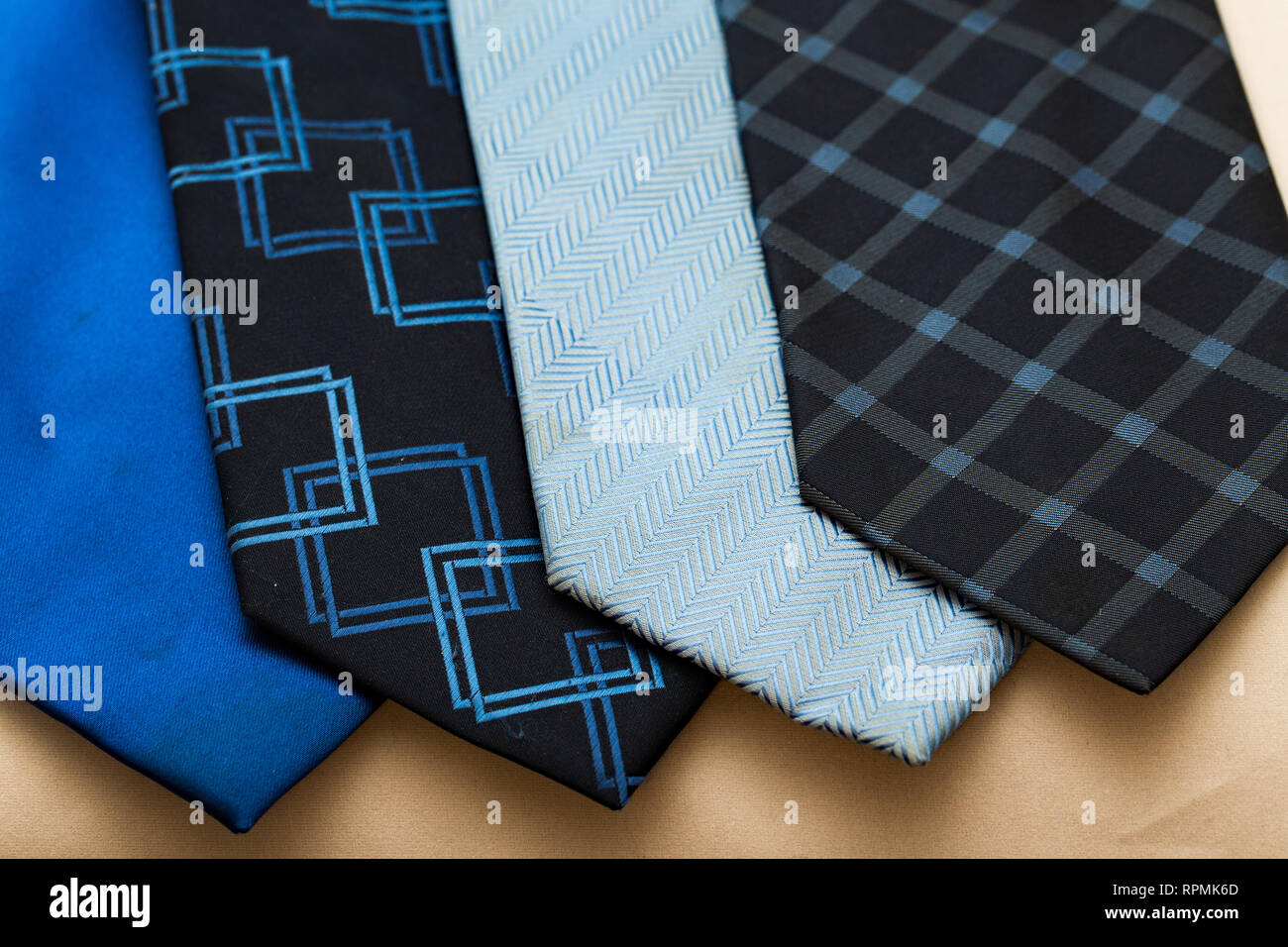 Sammlung von vier blaue Farbe themed Krawatten. Diese sind ideal für Büro, einer Partei oder einem anderen Anlass. Stockfoto