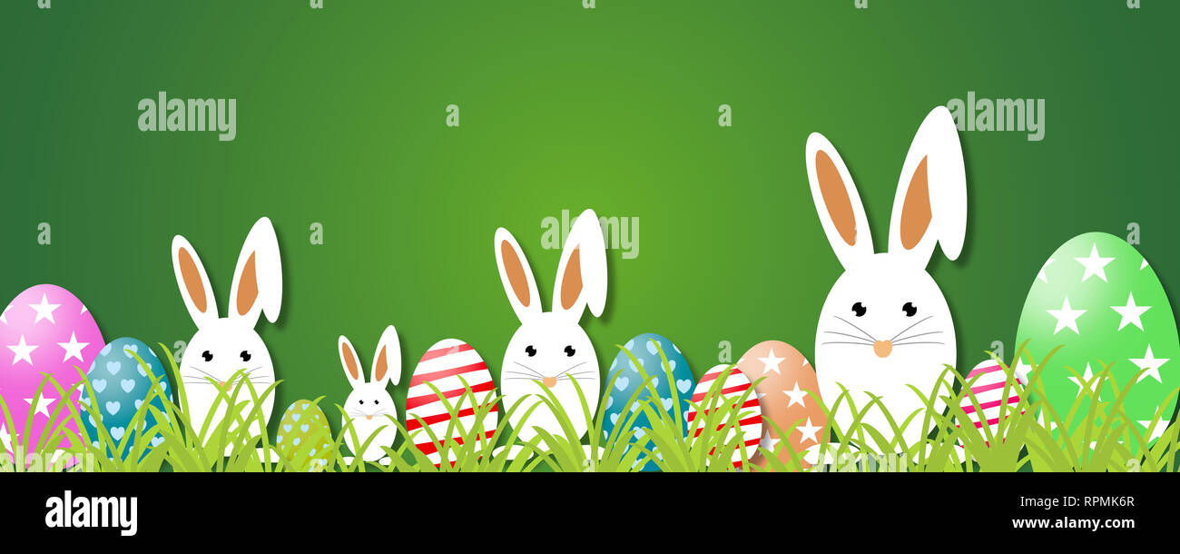 Ostern Konzept. Grünes Gras, Osterhasen Eier und Web Banner Hintergrund Stockfoto