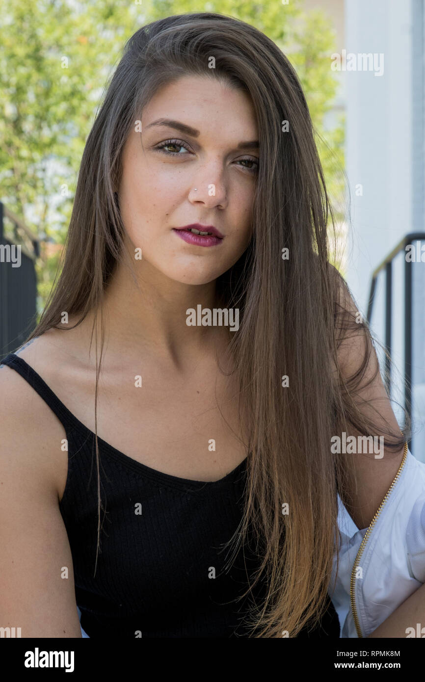 Eine junge Frau mit langem Haar Stockfoto