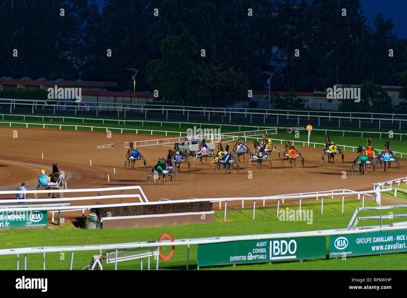 Nächtliche Trabrennen in Cagnes-sur-Mer Hippodrom (Französische Riviera) Stockfoto