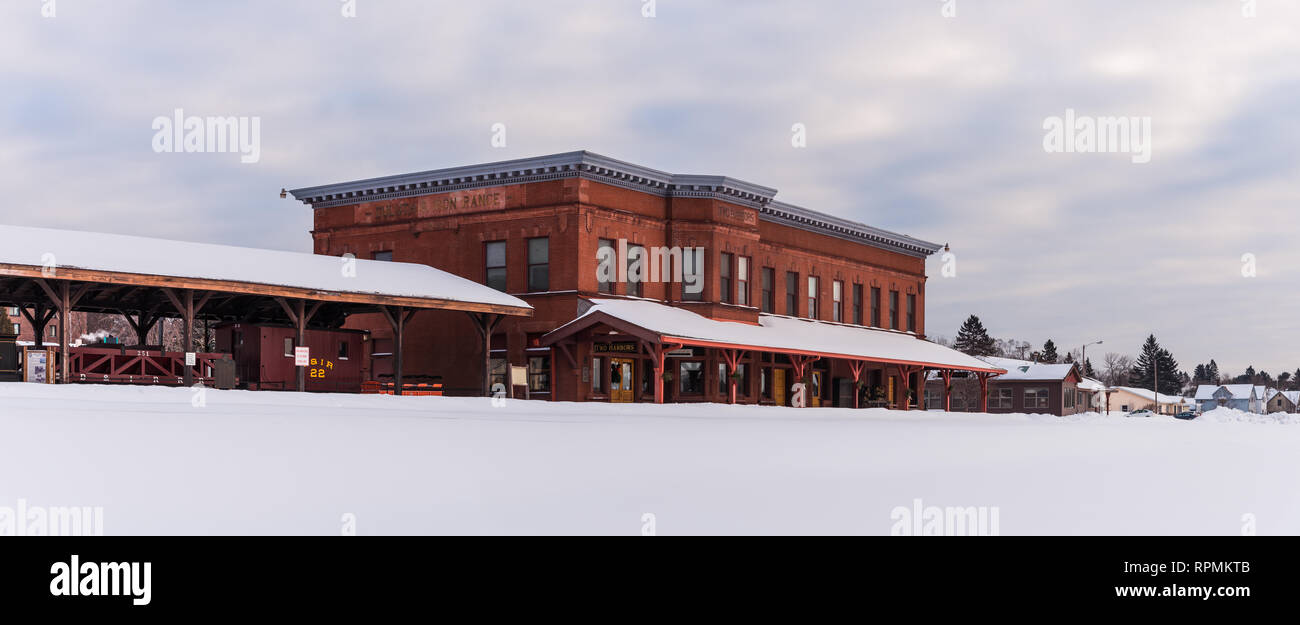 Historische Gebäude aus rotem Backstein von Duluth Iron Range. Zwei Häfen, Minnesota, USA. Stockfoto