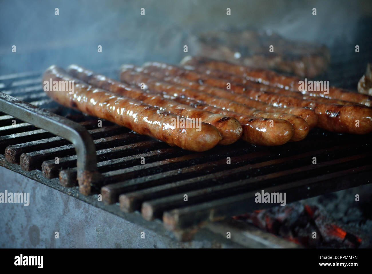 Gegrillte Würstchen. In der Nähe von Wurst auf den Grill. Stockfoto