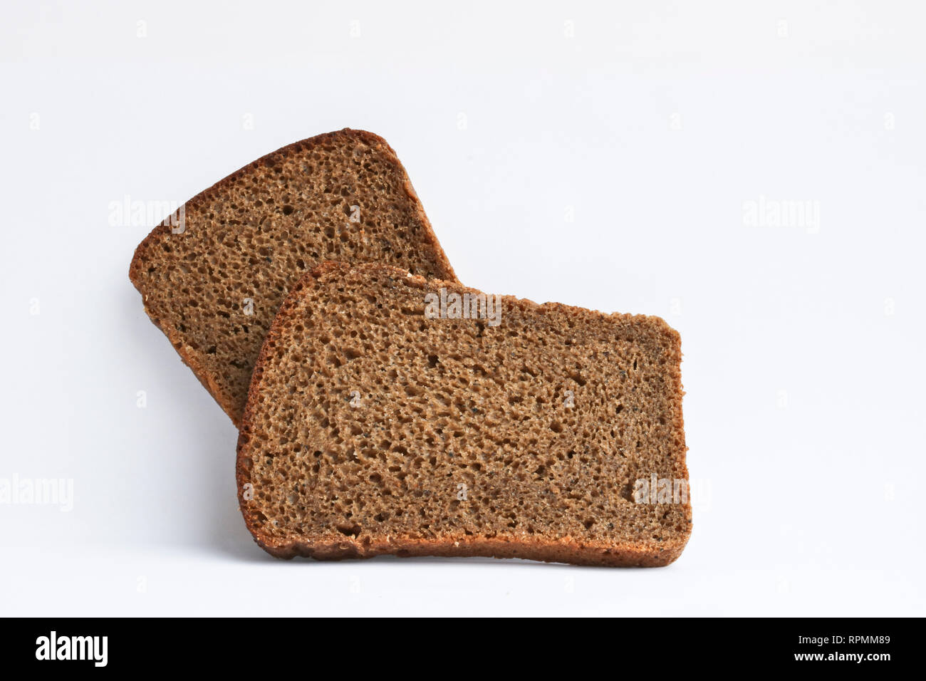Zwei Scheiben dunkles Roggenbrot. Grobe ungesäuertes Brot. Stockfoto