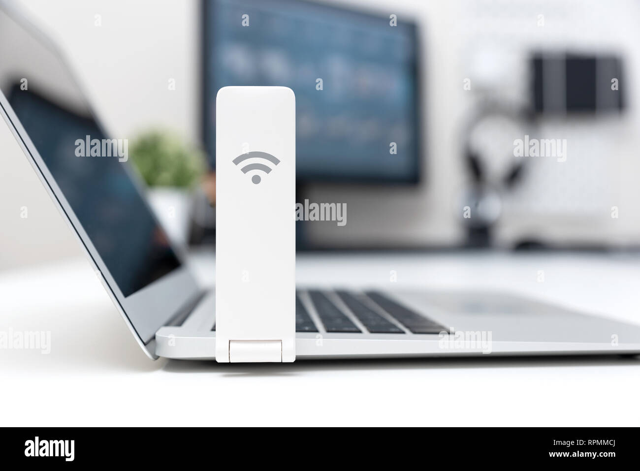 Wireless internet Konzept. Mobilfunknetz Expander oder mobile Internet Modem USB-Stick Stockfoto