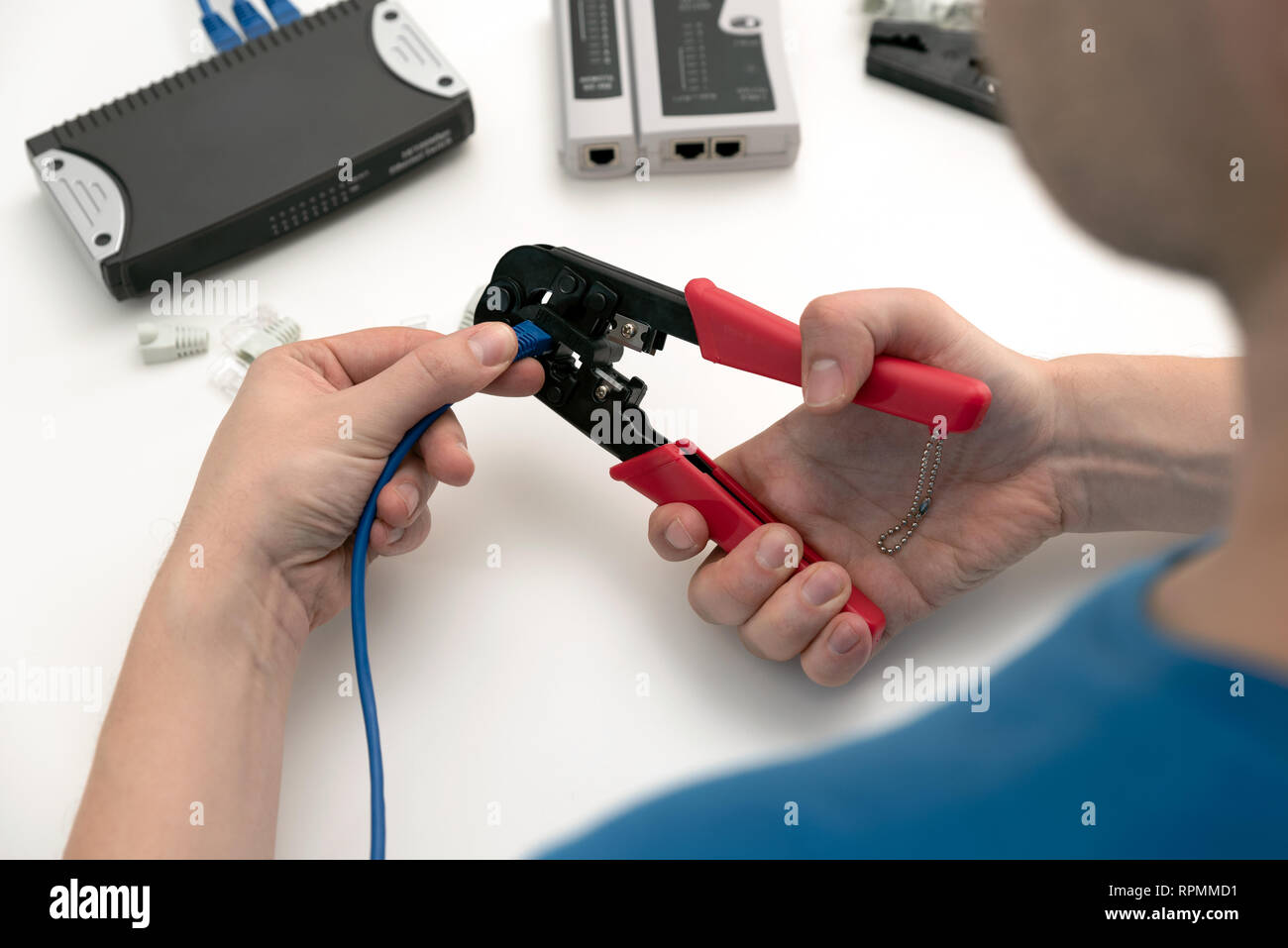 Techniker mit Netzwerkkabel crimper. Werkzeug zum Crimpen von Twisted Pair  Kabel und Steckverbinder Stockfotografie - Alamy