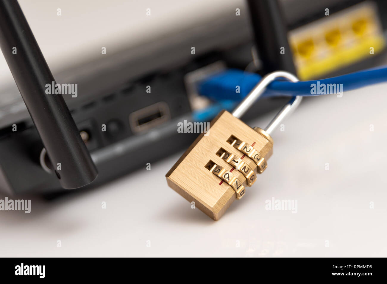 Netzwerk- und Datenschutzkonzept mit Vorhängeschloss. Internet Router oder mit Kabel Schalter angeschlossen. Stockfoto