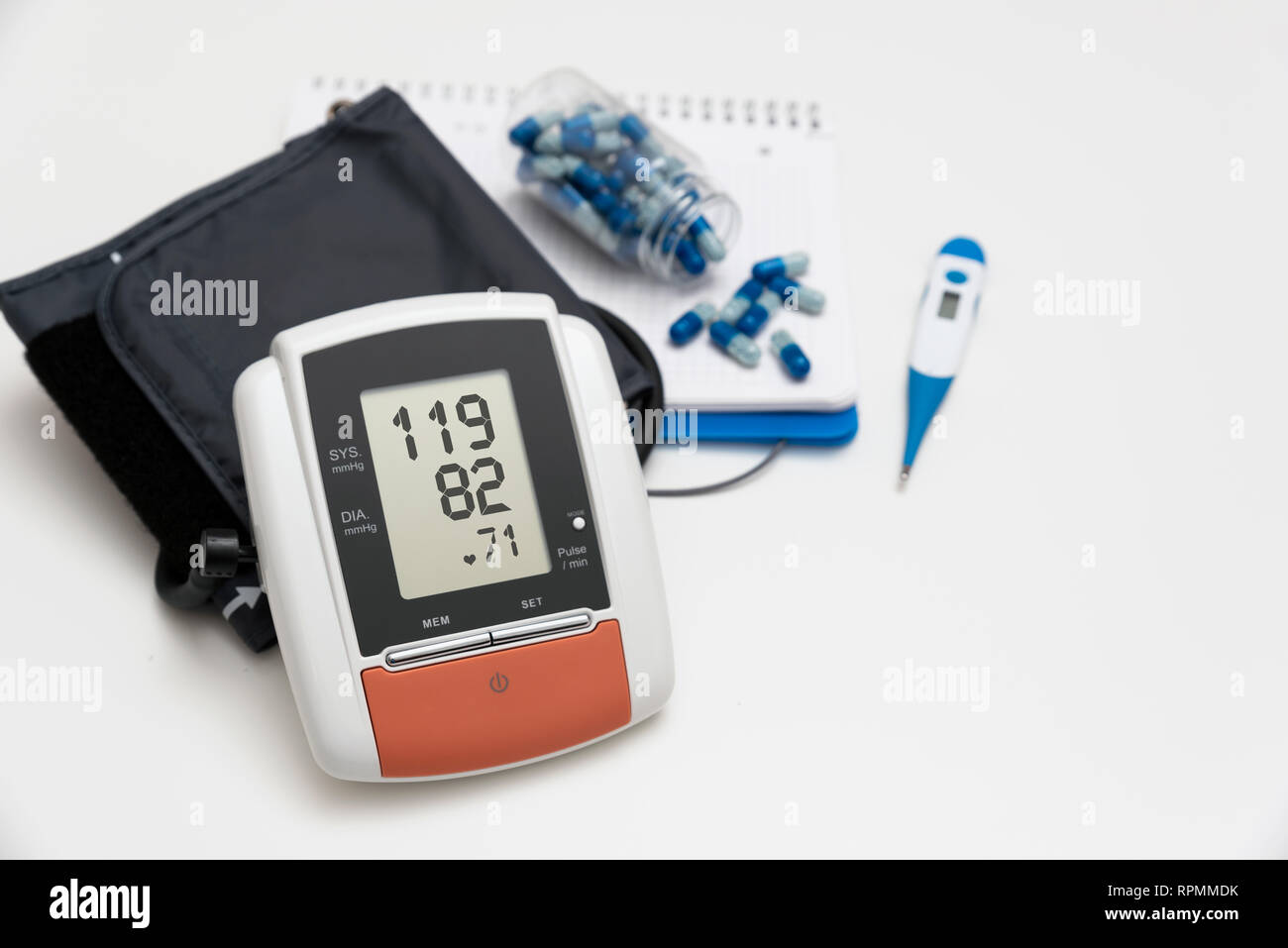 Digitales Blutdruckmessgerät auf weißem Hintergrund Stockfoto
