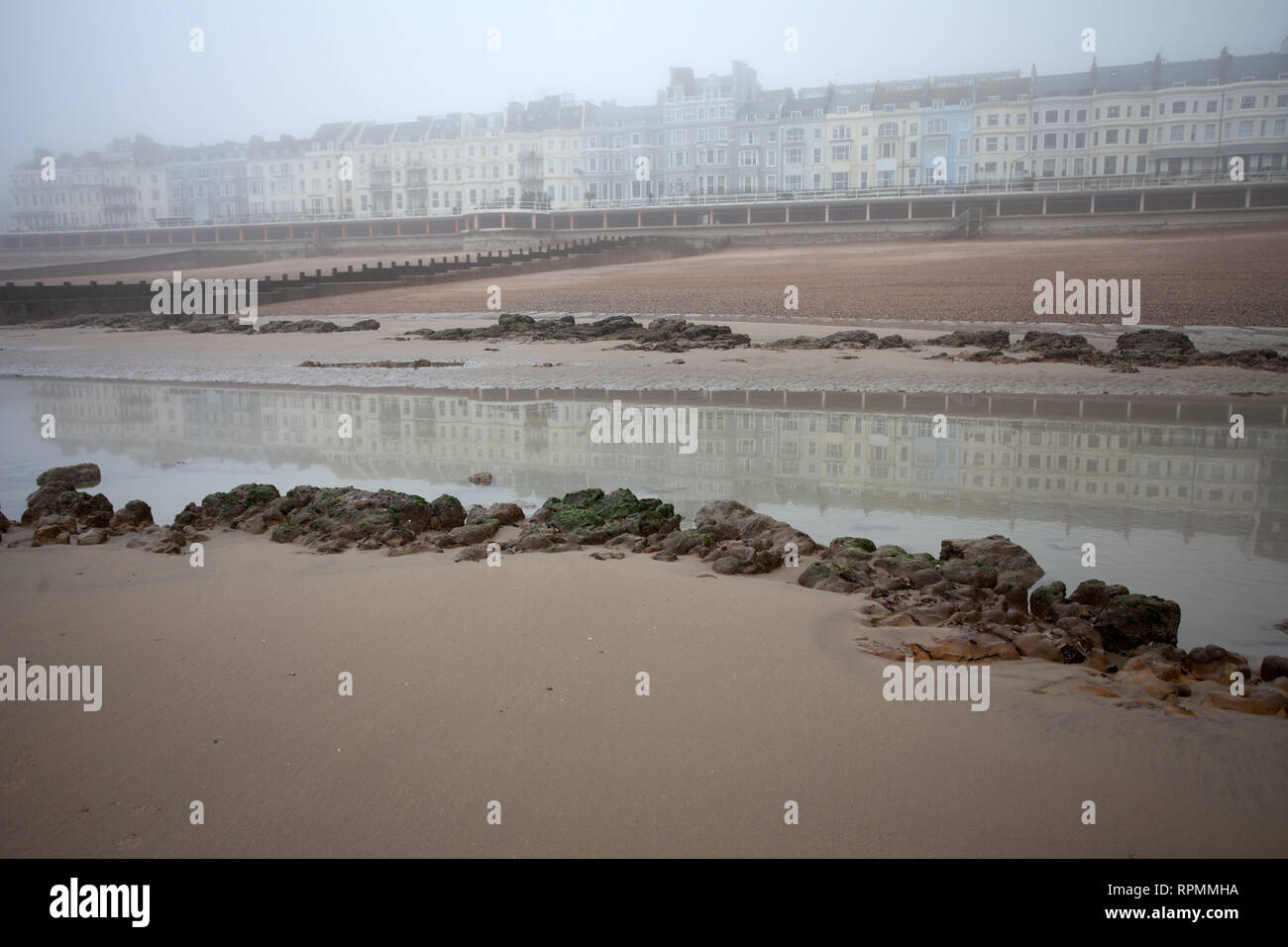 Eversfield Place Reflexion über einem Meer Pfütze während einer sehr nebligen Tag im Februar Hastings, East Sussex, Großbritannien Stockfoto