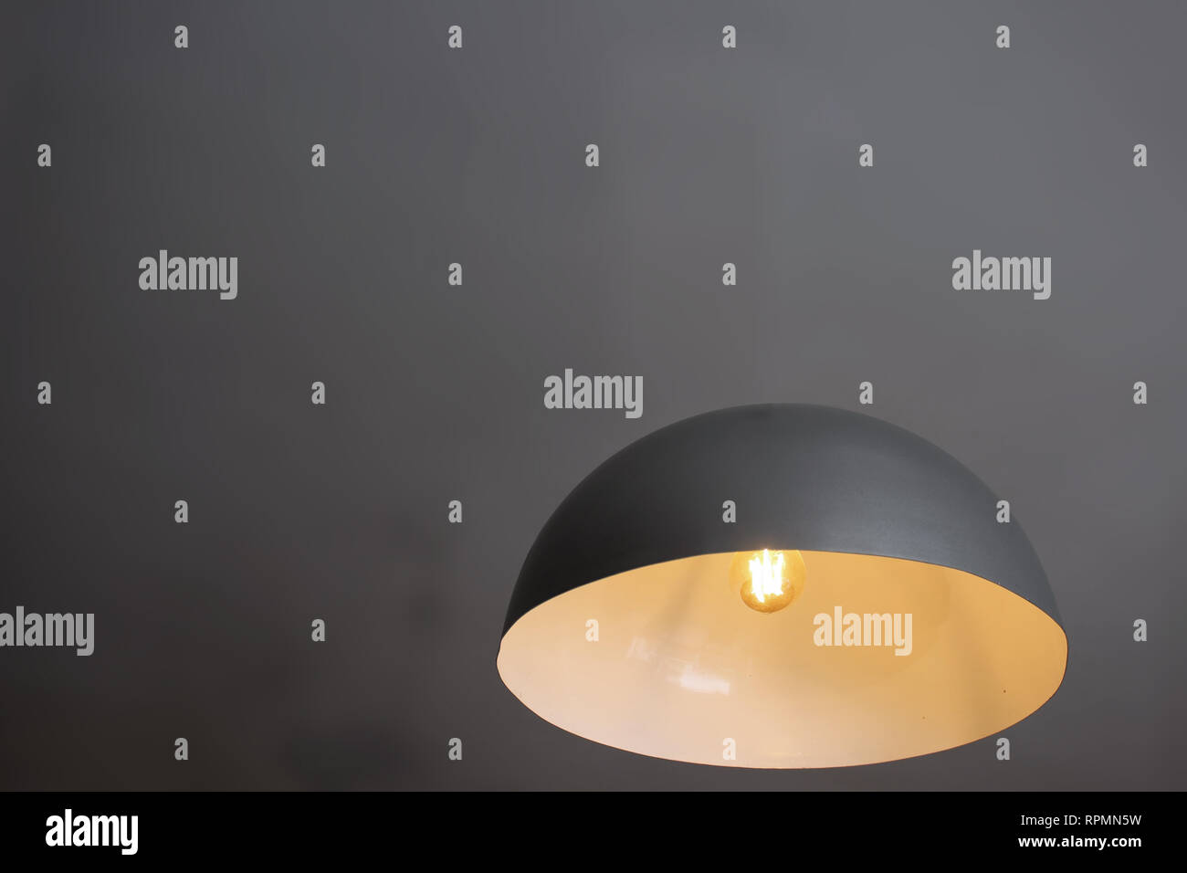 Floating lampe Illusion mit Glühbirne - Kreativität Konzept Kunst, auf grauem Hintergrund Stockfoto
