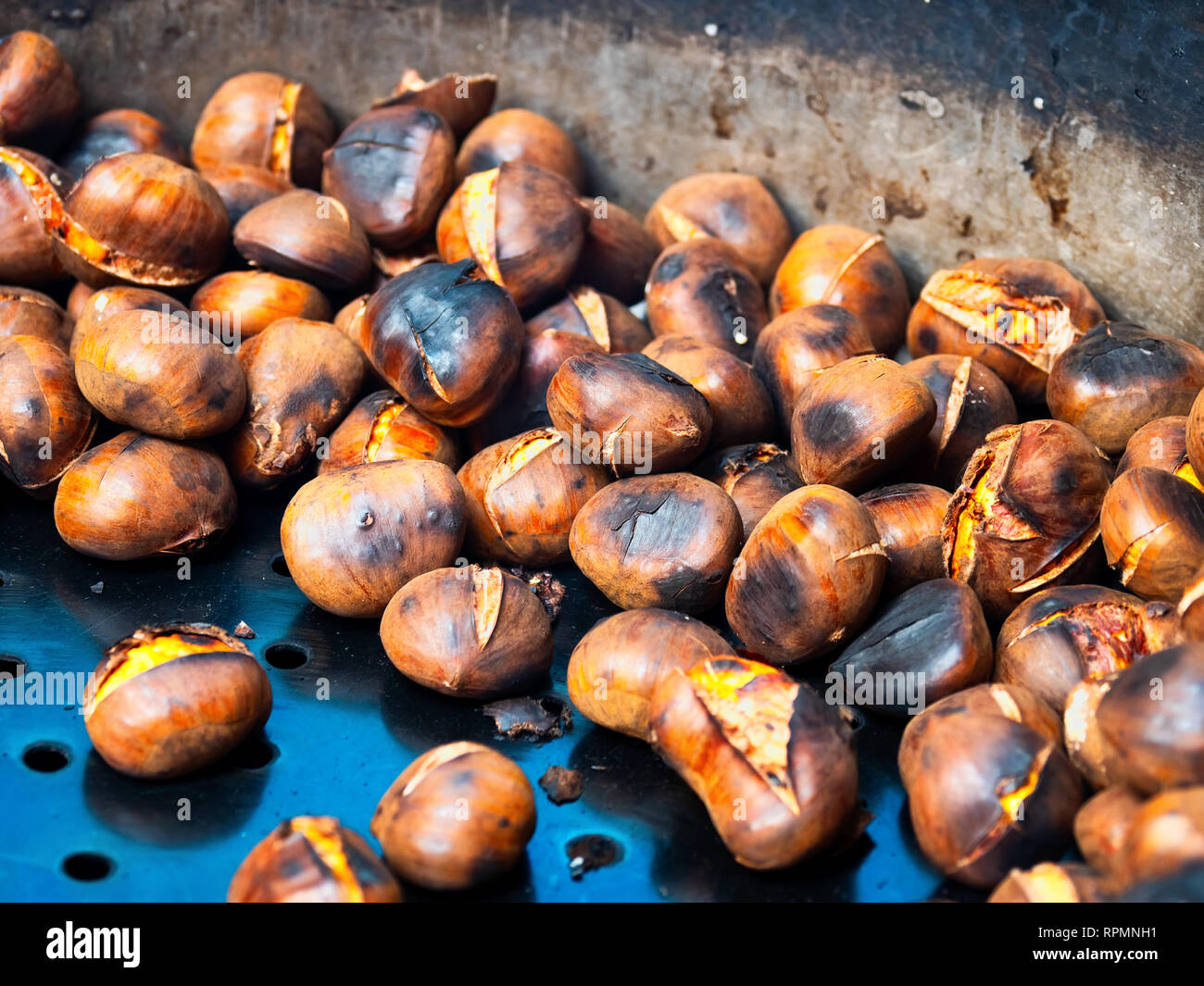 Gegrillte Kastanien in einem Marktstand zu verkaufen Stockfoto