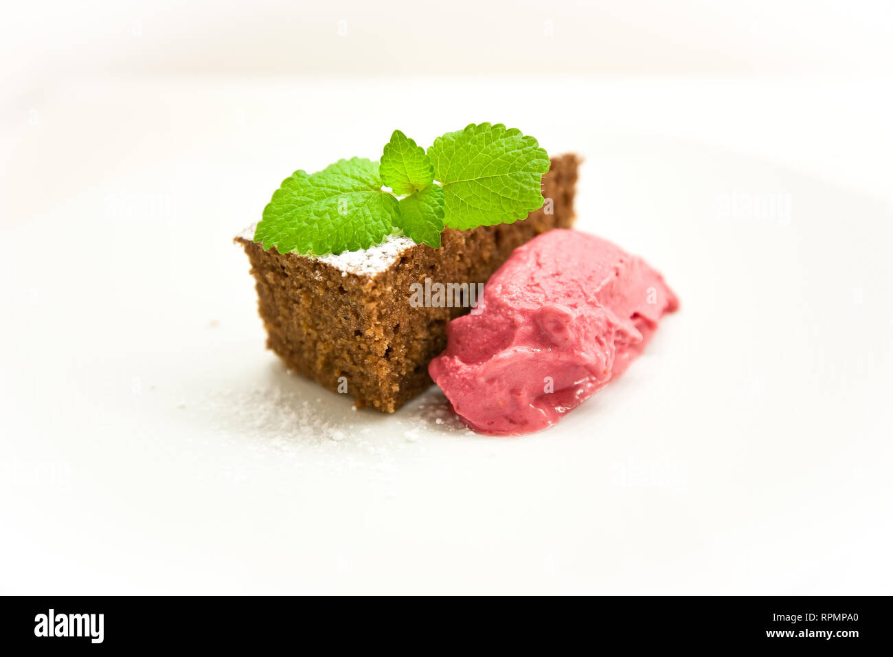 Chocolate Brownie mit heidelbeere Eis auf weißem Hintergrund Stockfoto