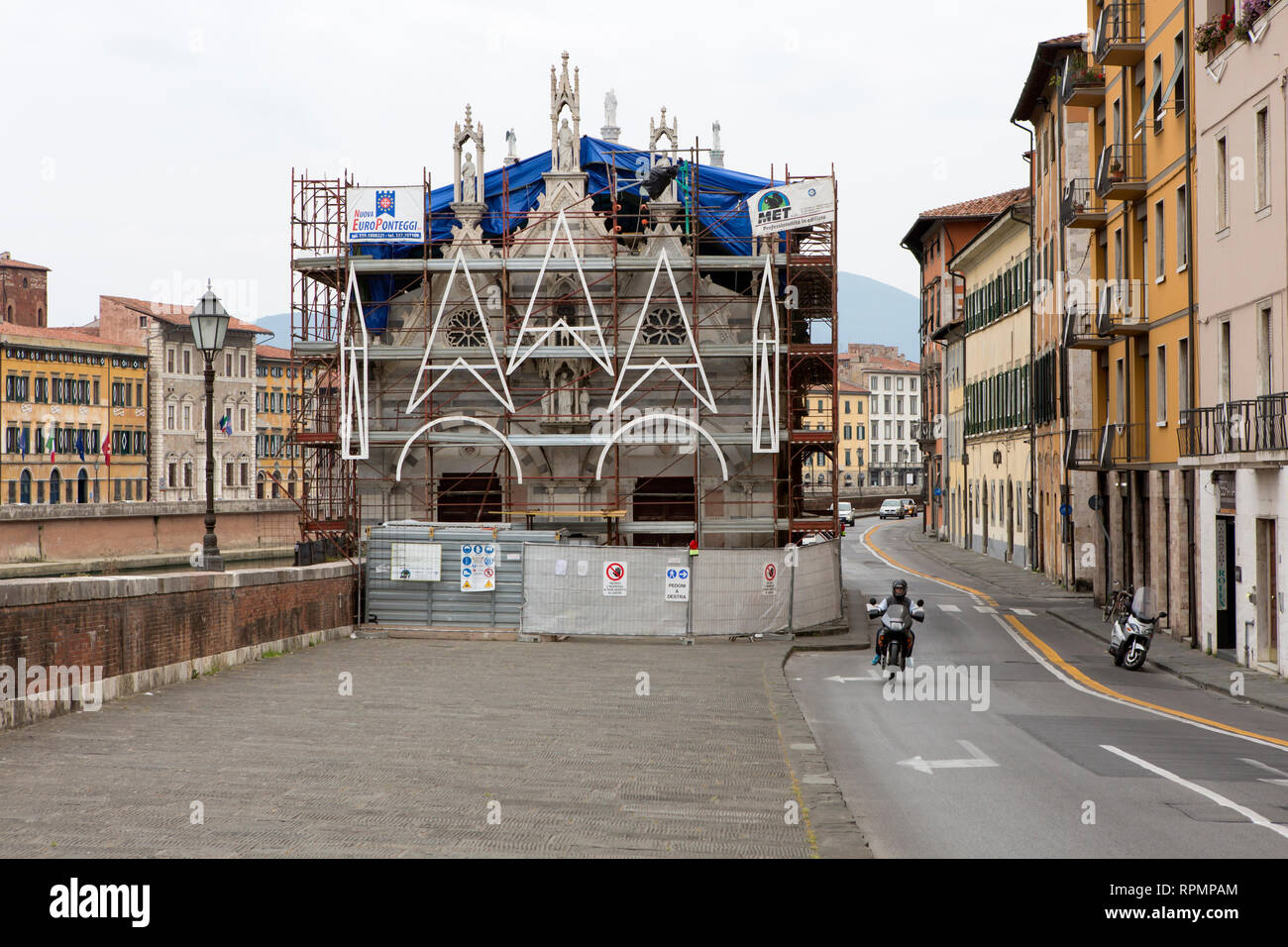 PISA - Kirche unter Erneuerung am Fluss Arno. Stockfoto