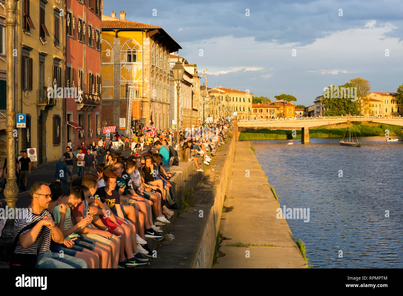 PISA - Am 16. Juni die Luminara Festival zu Ehren des Schutzpatrons San Ranieri statt. In der Nacht Gebäude entlang des Arno Leuchten mit Kerzen. Stockfoto