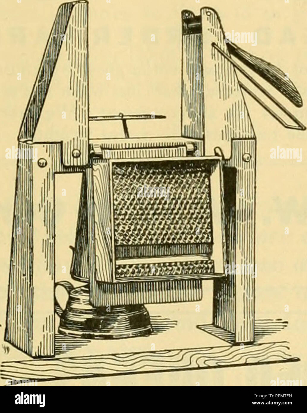 . American bee Journal. Biene Kultur; Bienen. QQ A. G. WOODMAN CO Grand Rapids, Mich. Der WOODMAN ABSCHNITT FIXER eine kombinierte Abschnitt p-ss und Foundation Reißverschluss aus gepresstem Stahl Konstruktion. Einer der großen Vorteile dieser Maschine hat mehr als alle anderen auf dem Markt in der oberen und unteren Starter ist, griff sie immer große Stücke der Stiftung. Sie wissen, wie schwer es ist, kleine, schmale Stücke für bot-tom Starter Set. Mit dieser Maschine ein großes Stück Fundament gesetzt und der heißen Platte wird wieder genutzt, um es weg zu durchschneiden, wobei die schmalen unteren Starter. Was ist links vom großen Piec Stockfoto