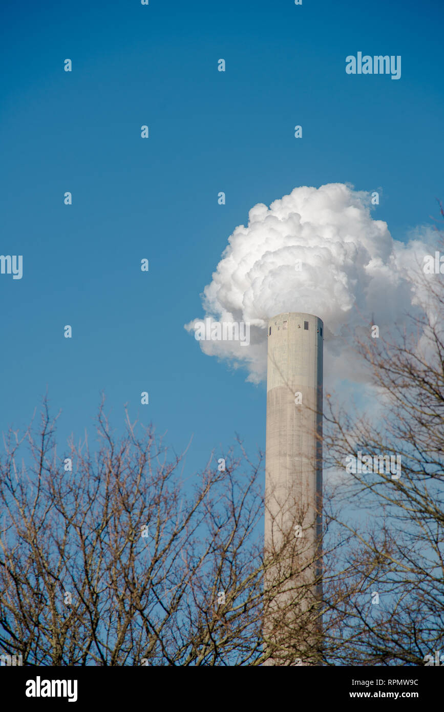 Rauchen Pfeife aus Triebwerk und blauer Himmel Stockfoto