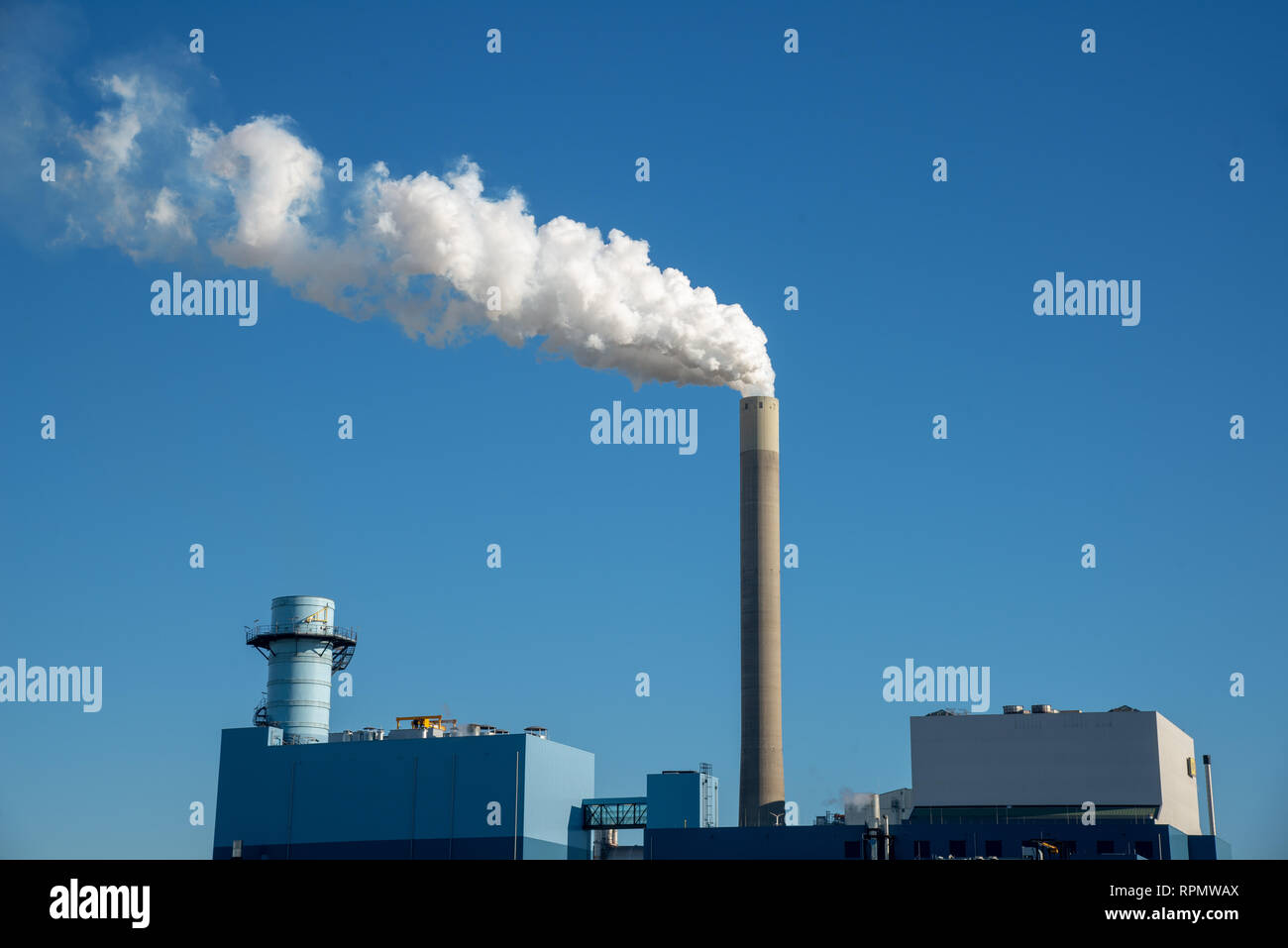 Triebwerk mit Rauchen Rohr und blauer Himmel Stockfoto
